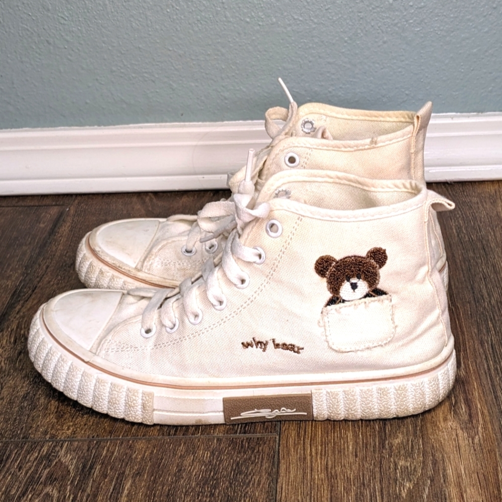 White canvas high tops cute bear applique EUC size 6.5 - Picture 1 of 8
